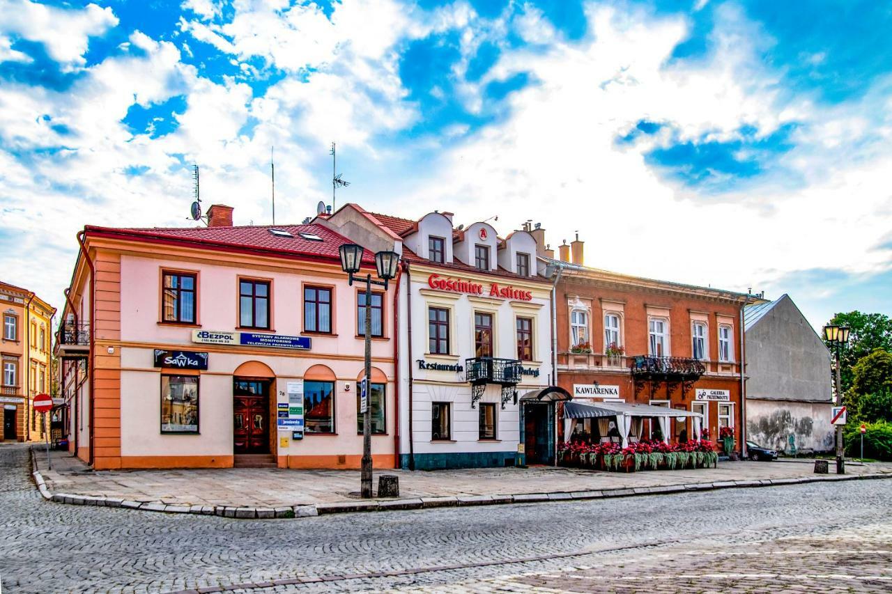 Gościniec Asticus Jarosław Exterior foto